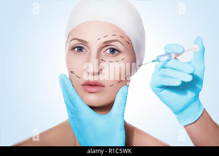 Bella donna con frecce sulla faccia di iniezioni per il viso Foto Stock