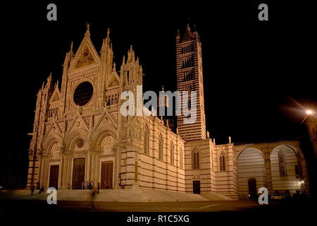 Elaborata facciata di Siena il Duomo illuminata di notte, Toscana, Italia Foto Stock