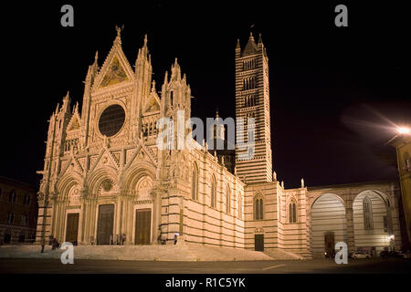 Elaborata facciata di Siena il Duomo illuminata di notte, Toscana, Italia Foto Stock