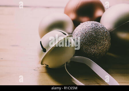 Una selezione di oro rosa e baubles un bianco jingle bell Foto Stock