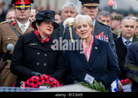 DUP leader Arlene Foster (sinistra) e Heather Humphreys Ministro irlandese per gli affari, impresa e innovazione a Enniskillen cenotafio durante il ricordo domenica in Enniskillen in County Fermanagh, Irlanda del Nord, sul centesimo anniversario della firma dell'armistizio che ha segnato la fine della Prima Guerra Mondiale. Foto Stock