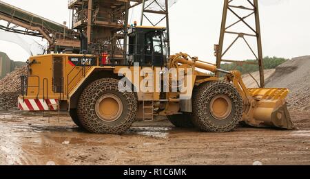 Un gommato Caterpillar pala di carico lavorando in una cava in Leicestershire Foto Stock