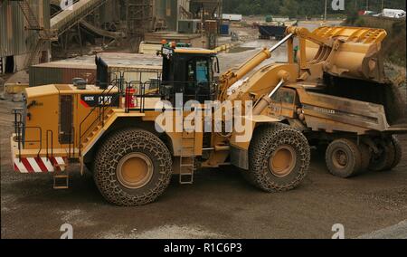 Un gommato Caterpillar pala di carico lavorando in una cava in Leicestershire Foto Stock