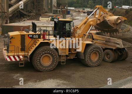 Un gommato Caterpillar pala di carico lavorando in una cava in Leicestershire Foto Stock