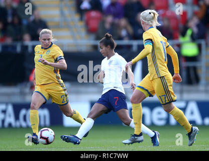 L'Inghilterra del Nikita Parris (centro) prende in Svezia la Caroline Seger (destra) e Jonna Andersson durante la donna amichevole internazionale corrisponde all'AESSEAL New York Stadium, Rotherham. Foto Stock
