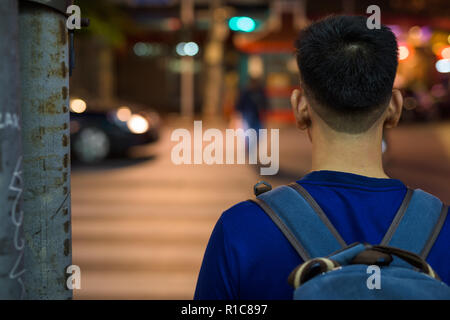 Giovani asiatici uomo turistico esplorare a Chinatown a Bangkok in Tailandia Foto Stock