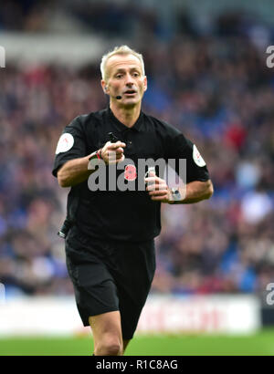 Arbitro Martin Atkinson durante il match di Premier League tra Cardiff City e Brighton e Hove Albion al Cardiff City Stadium . 10 nov 2018 solo uso editoriale. No merchandising. Per le immagini di calcio FA e Premier League restrizioni si applicano inc. no internet/utilizzo mobile senza licenza FAPL - per i dettagli contatti Football Dataco Foto Stock