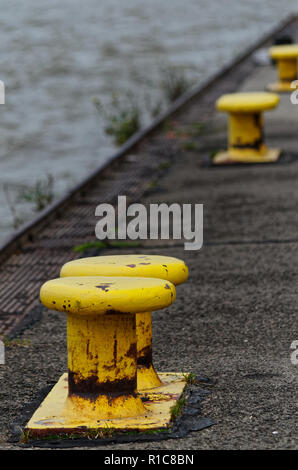 Bitte giallo sul quay. Amburgo Blankenese, Germania Foto Stock