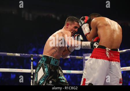 Duad Yordan (destra) e Anthony crolla in azione durante il loro ultimo Eliminator WBA Campionato leggero bout a Manchester Arena. Foto Stock