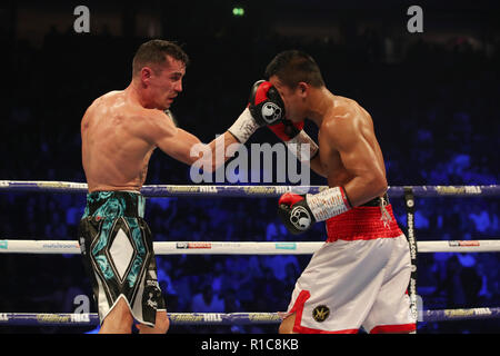 Duad Yordan (destra) e Anthony crolla in azione durante il loro ultimo Eliminator WBA Campionato leggero bout a Manchester Arena. Foto Stock