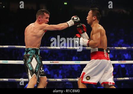 Duad Yordan (destra) e Anthony crolla in azione durante il loro ultimo Eliminator WBA Campionato leggero bout a Manchester Arena. Foto Stock