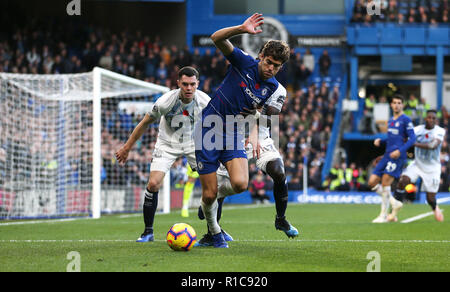 Chelsea's Marcos Alonso sotto pressione da Everton giocatori durante il match di Premier League a Stamford Bridge, Londra. Foto Stock