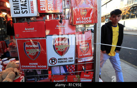 Primo piano della merce Arsenal venduta fuori terra prima della partita della Premier League all'Emirates Stadium, Londra. PREMERE ASSOCIAZIONE foto. Data immagine: Domenica 11 novembre 2018. Guarda la storia dell'arsenale DI CALCIO della PA. Il credito fotografico dovrebbe essere: Mike Egerton/PA Wire. RESTRIZIONI: Nessun utilizzo con audio, video, dati, elenchi di apparecchi, logo di club/campionato o servizi "live" non autorizzati. L'uso in-match online è limitato a 120 immagini, senza emulazione video. Nessun utilizzo nelle scommesse, nei giochi o nelle pubblicazioni di singoli club/campionati/giocatori. Foto Stock