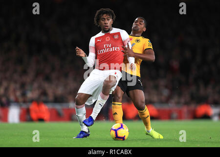 Arsenal Alex Iwobi (sinistra) e Wolverhampton Wanderers' Ivan Cavaleiro battaglia per la palla durante il match di Premier League a Emirates Stadium di Londra. Foto Stock