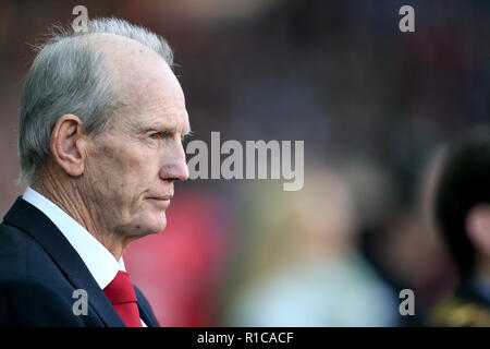 Inghilterra head coach Wayne Bennett guarda su durante la partita internazionale a Elland Road, Leeds. Foto Stock