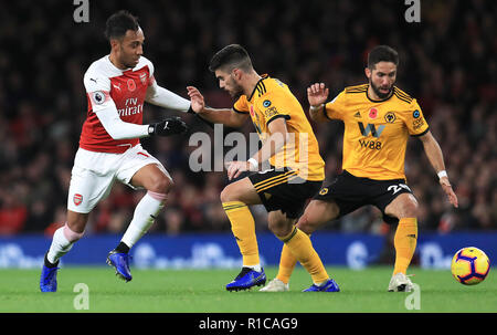 Dell'Arsenal Aubameyang Pierre-Emerick (sinistra) e Wolverhampton Wanderers' Ruben Neves battaglia per la palla durante il match di Premier League a Emirates Stadium di Londra. Foto Stock