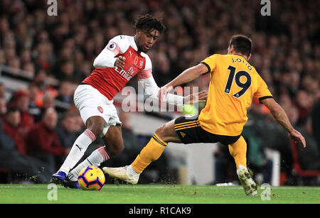 Arsenal Alex Iwobi (sinistra) e Wolverhampton Wanderers' Jonny Castro battaglia per la palla durante il match di Premier League a Emirates Stadium di Londra. Foto Stock