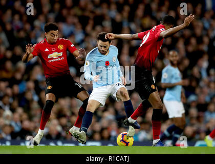 Manchester City's Bernardo Silva (centro) in azione come il Manchester United Jesse Lingard (sinistra) e il Manchester United Rashford Marcus (destra) sfida per la palla durante il match di Premier League al Etihad Stadium e Manchester. Foto Stock