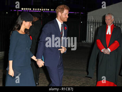 Il Duca e la Duchessa di Sussex arrivano presso l'Abbazia di Westminster, Londra, per partecipare ad un servizio nazionale in occasione del centenario dell'armistizio. Foto Stock