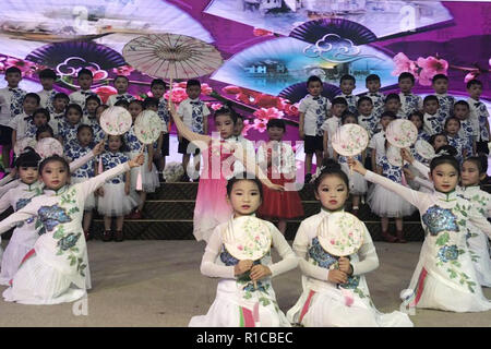 Lianyungang, Cina. Decimo Nov, 2018. Più di mille e duecento studenti di recite tradizionali poesie cinesi in una scuola primaria in Guanyun County, Lianyungang. Credito: SIPA Asia/Pacific Press/Alamy Live News Foto Stock