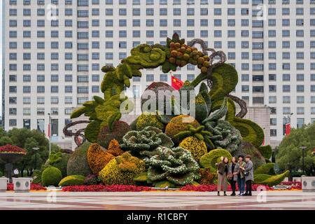 Shanghai, Cina. Decimo Nov, 2018. Un gigante di fiore a forma di cesto parterre può essere visto sulla strada di Shanghai. Credito: SIPA Asia/Pacific Press/Alamy Live News Foto Stock