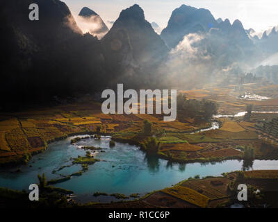 Bellissimo paesaggio del campo di riso in cielo colorato usare come sfondo naturale. Foto Stock