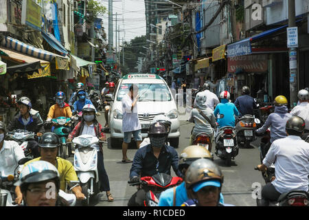 A Saigon, Vietnam - Aprile 24,2014: il traffico sulle strade di Saigon (Ho Chi Minh City), Vietnam Foto Stock