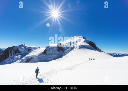 Gli alpinisti di andare fino al Mont Blanc sulla giornata di sole Foto Stock