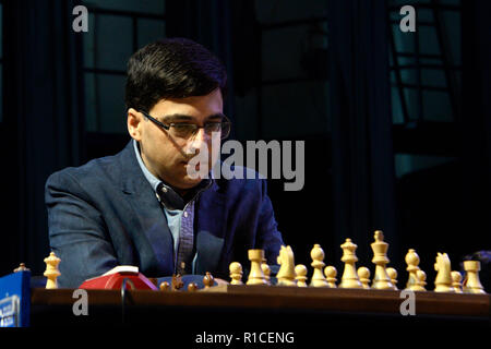 Kolkata, India. Xi Nov, 2018. Grande maestro indiano di scacchi Viswanathan Anand durante l ottantesimo round partite di scacchi rapidi a Tata Steel Chess India 2018. Credito: Saikat Paolo/Pacific Press/Alamy Live News Foto Stock