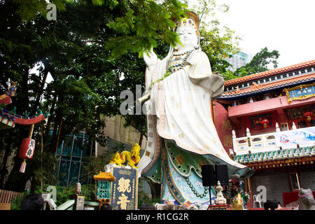 Guanyin o Guan Yin bodhisattva dea per visitare la gente e per pregare nel Tempio di Tin Hau o Kwun Yam Santuario presso Repulse Bay il 9 settembre 2018 in Foto Stock