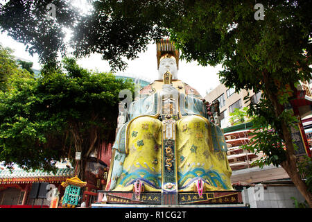 Dea del mare o Mazu dio statue per visitare la gente e per pregare nel Tempio di Tin Hau o Kwun Yam Santuario presso Repulse Bay il 9 settembre 2018 in H Foto Stock