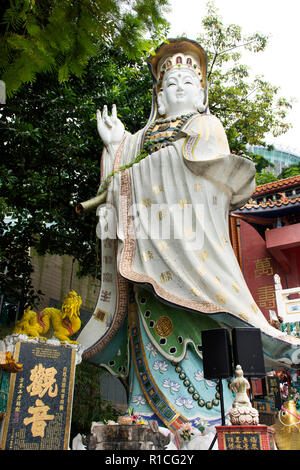 Guanyin o Guan Yin bodhisattva dea per visitare la gente e per pregare nel Tempio di Tin Hau o Kwun Yam Santuario presso Repulse Bay il 9 settembre 2018 in Foto Stock