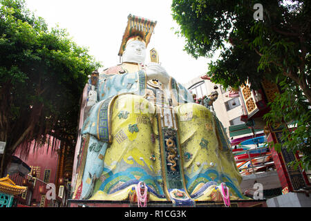 Dea del mare o Mazu dio statue per visitare la gente e per pregare nel Tempio di Tin Hau o Kwun Yam Santuario presso Repulse Bay il 9 settembre 2018 in H Foto Stock