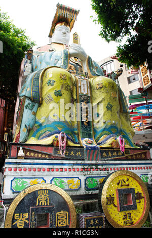 Dea del mare o Mazu dio statue per visitare la gente e per pregare nel Tempio di Tin Hau o Kwun Yam Santuario presso Repulse Bay il 9 settembre 2018 in H Foto Stock