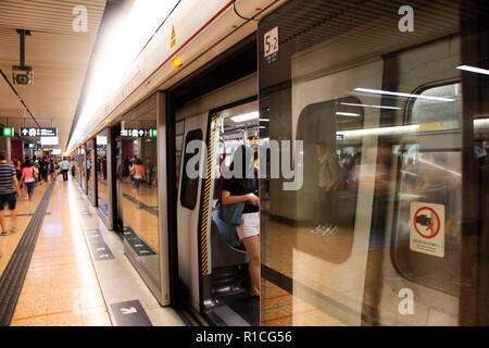 Il popolo cinese e i viaggiatori stranieri in attesa di su e giù per il treno metropolitana in metropolitana a Mong Kok stazione ferroviaria il 9 settembre 2018 a Hong K Foto Stock