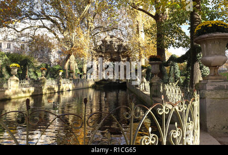 La fontana medicea , Giardino di Lussemburgo, Parigi, Francia. Foto Stock