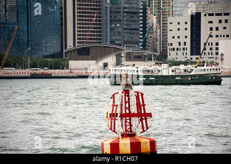 Paesaggio e paesaggio urbano e Star Ferry Crossing Victoria Harbour tra Kowloon e Hong Kong Island per inviare passeggeri su Settembre 10, 2018 a HON Foto Stock