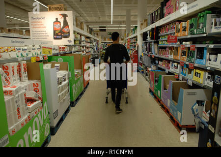 Un ragazzo Shopping nel supermercato Carrefour,carrello,carrello Foto Stock