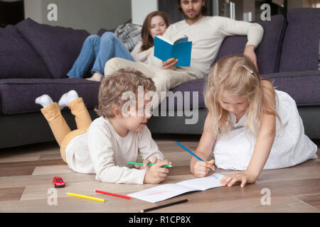 Giovane famiglia con bambini trascorrere del tempo libero insieme Foto Stock