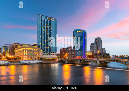 Grand Rapids, Michigan, Stati Uniti d'America skyline del centro sul gran fiume al tramonto. Foto Stock