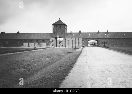 II di Auschwitz Birkenau, campo di lavoro e sterminio nazista. Ingresso principale di Auschwitz II - Birkenau. Auschwitz, Tedesco-occupato, Polonia, Europa Foto Stock
