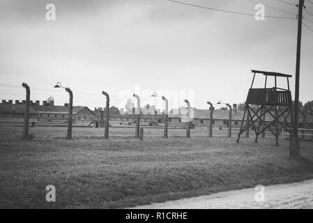 II di Auschwitz Birkenau, campo di lavoro e sterminio nazista. Torre di avvistamento e recinzione. Auschwitz, Tedesco-occupato, Polonia, Europa Foto Stock