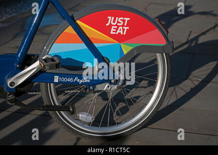 La ruota di un solo mangiare sponsorizzato noleggio biciclette a Edimburgo. Foto Stock