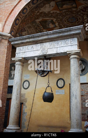 Oltre all'interno del cortile del XIV secolo Palazzo Chigi-Saracini, Siena, Toscana, Italia Foto Stock