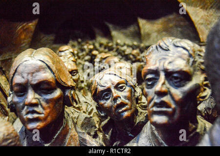 Rilievi attorno al plinto di Paolo giorno è il luogo di incontro la scultura alla stazione di St Pancras, London, Regno Unito Foto Stock