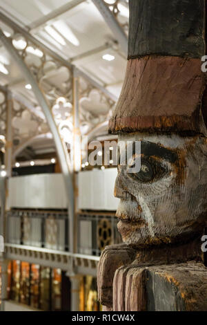 Una delle figure sedute o watchmen sulla sommità del Haida totem pole nella Pitt-Rivers Museum, Oxford. Foto Stock