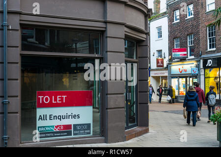 Negozio di vuoto per lasciare in High Street, King's Lynn. King's Lynn è uno dei comuni ammissibili al sostegno del nuovo governo città fondo. Foto Stock