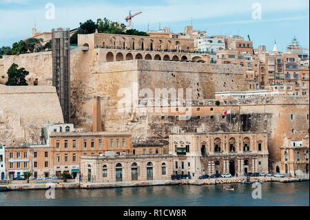 Vista a La Valletta fortificazioni: Batteria Lascaris, Upper Barrakka Gardens e a San Pietro e Paolo bastione. Foto Stock