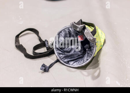 Borsa di arrampicata per la magnesia giace sulla stuoia isolare Foto Stock