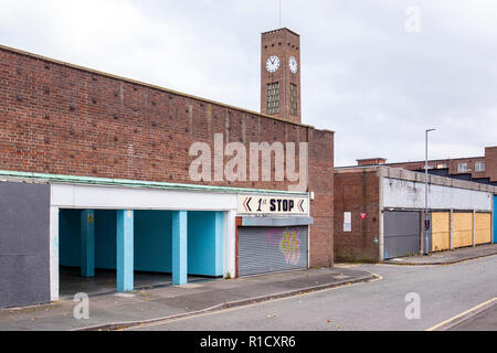 Sottopassaggio con chiuso negozi e torre dell orologio in Crewe Cheshire Regno Unito Foto Stock